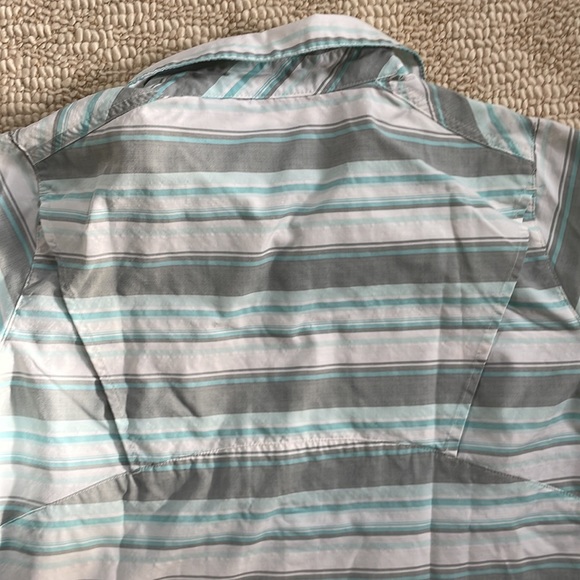 Columbia sportswear Pilsner Peak Omni-shade button up front hiking shirt, medium - Picture 10 of 12